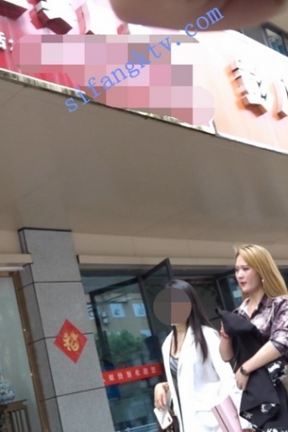 kc275（空城原创）和朋友闲逛的皮裙御姐，性感美腿花纹渔网袜