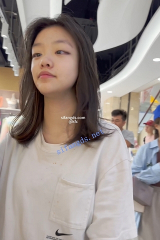 trump1093【KFC】JK学生妹和家长逛街。黑丝短袜肉色内内前后CD