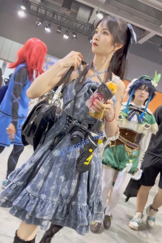 trump1272【KFC】洛丽塔裙靓女逛街·好像不开心了·白色骚窄内低角度CD