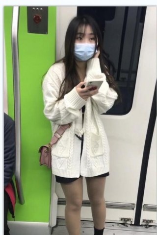 TK351-原创 投稿 抄底超薄肉丝萌妹子穿的蓝白格子