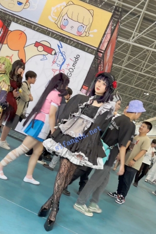 trump1273【KFC】洛丽塔裙靓女逛街·黑色吊带袜白色内内全程跟拍