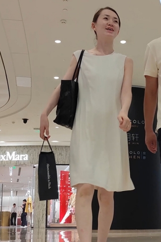 XM139白色长裙少妇和老公逛街，肉色内