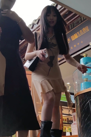 XM150黄色连衣裙白丝小姐姐和妈妈出来旅游，白色内内