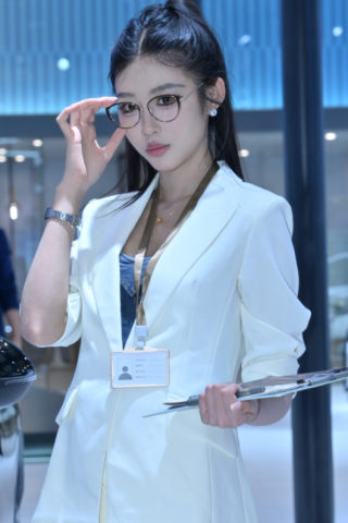 摸拍青岛车展极品肉丝车模