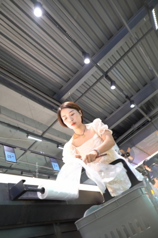 kc1439（空城原创）花裙短发少妇逛超市，天蓝微透N弯腰撅臀