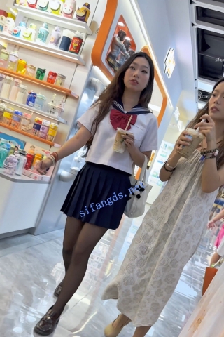 trump1158【KFC】JK制服学生妹和闺蜜逛街。黑丝水手服黑内前后CD