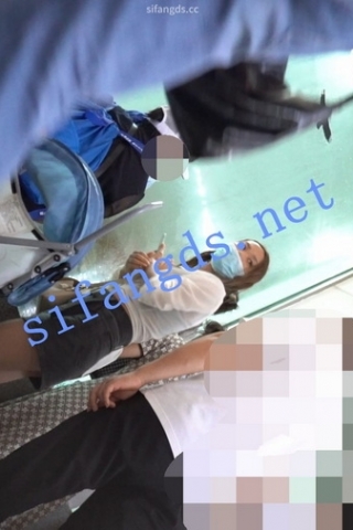 kc1244（空城原创）牛仔短裙小少妇逛公园，薄丝豹纹N包裹肉臀