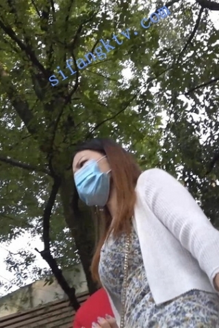 kc395（空城原创）丝袜CD两部，逛公园的花裙少妇和白包裙少妇