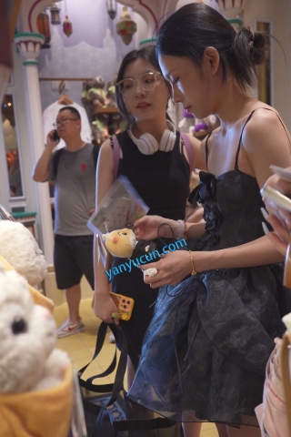 (BC-AA-639)游乐园抄底一对好闺蜜..白内弯腰坐镜头+条纹窄内