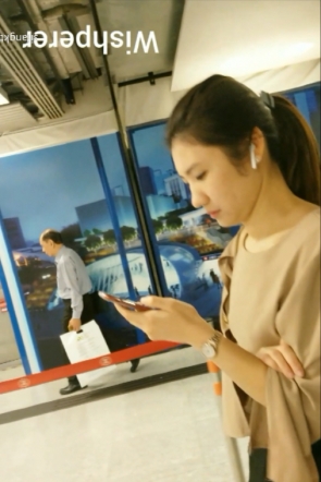 【wishperer系列CD】3.黑裙美眉专心玩手机无察觉